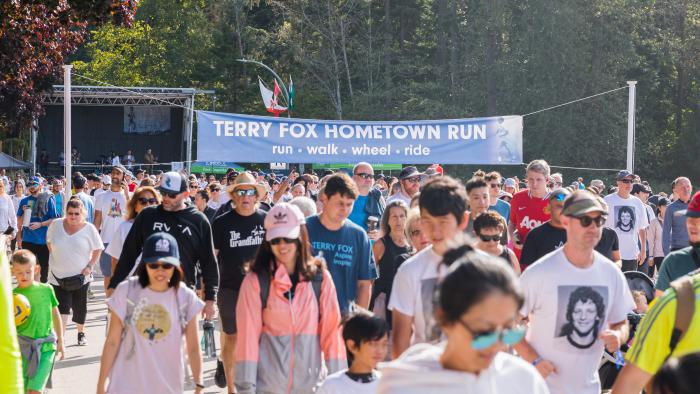 crowd at the start line of the terry fox run