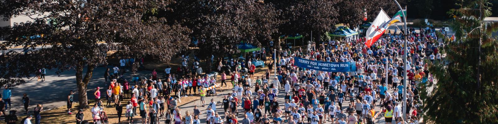Aerial view of a crowd of participants at the starting line of the Terry Fox Hometown Run