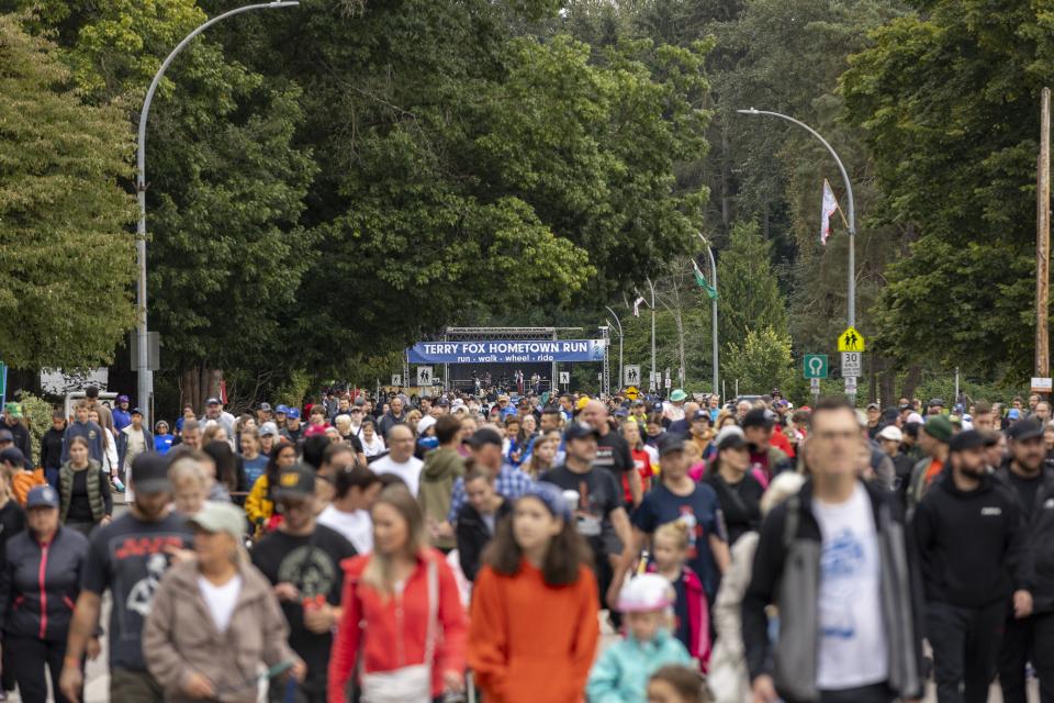 crowd starting at Terry Fox Hometown Run