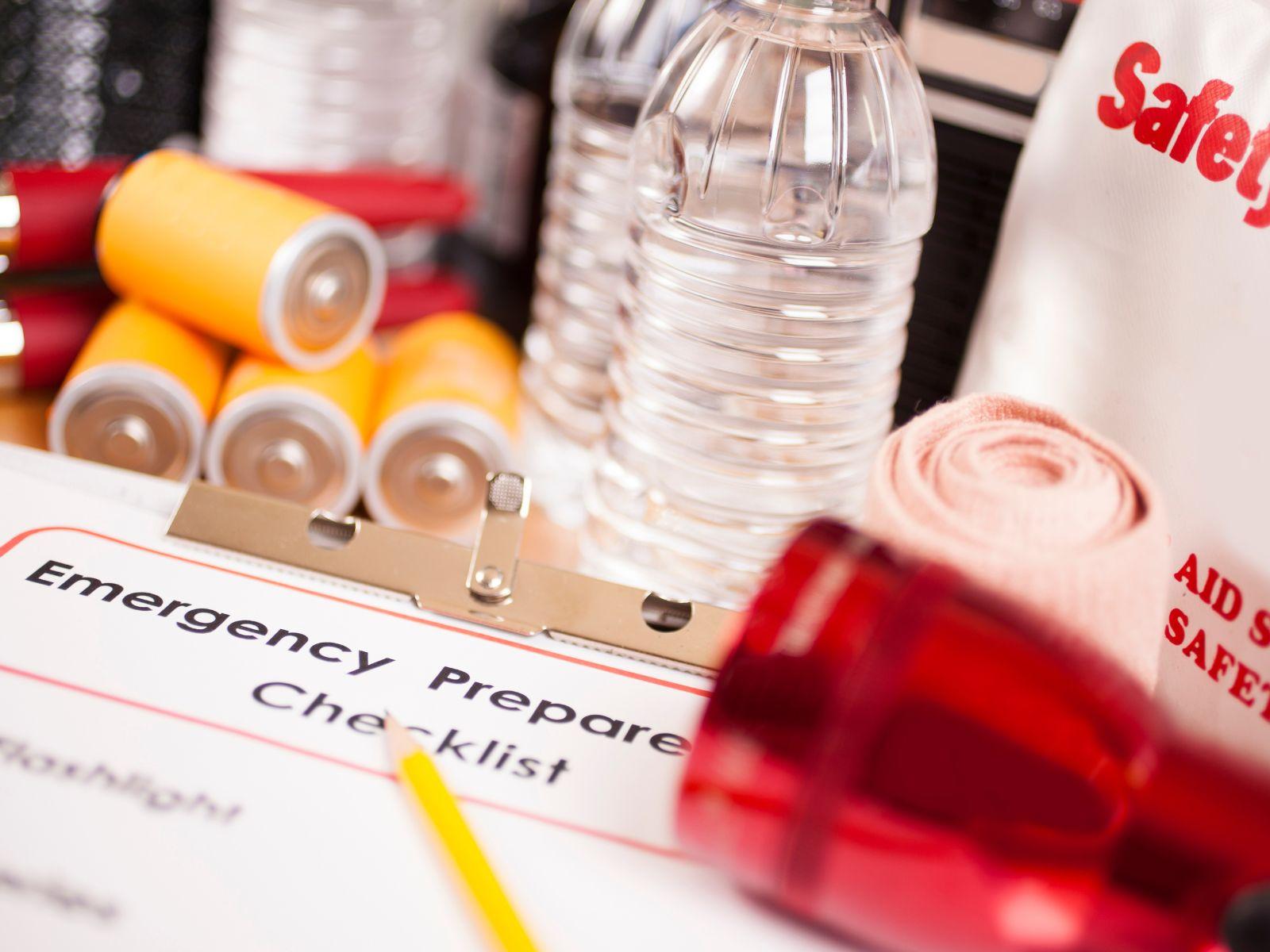 emergency preparedness items and checklist